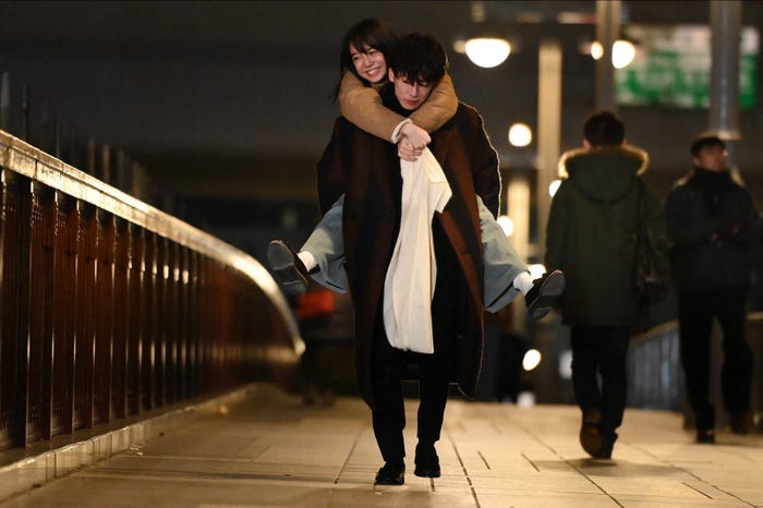 上白石萌音、佐藤健/「恋はつづくよどこまでも」第3話より(C)TBS