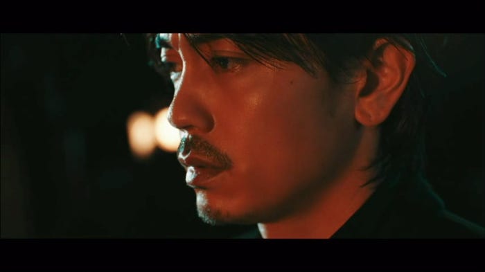 公開された青柳翔の1stシングル「泣いたロザリオ」のMVのワンシーン