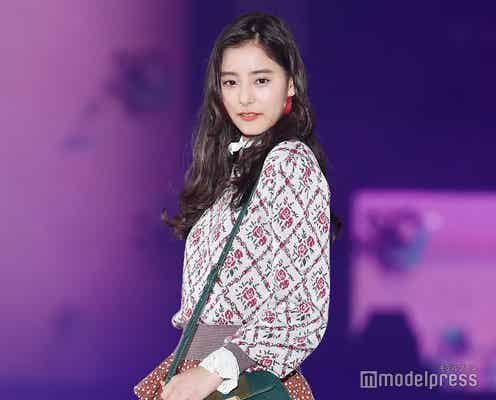 新木優子、レトロガーリーな秋冬ファッション着こなし 馬場ふみかとのじゃれ合いも可愛い<GirlsAward 2018 A/W>