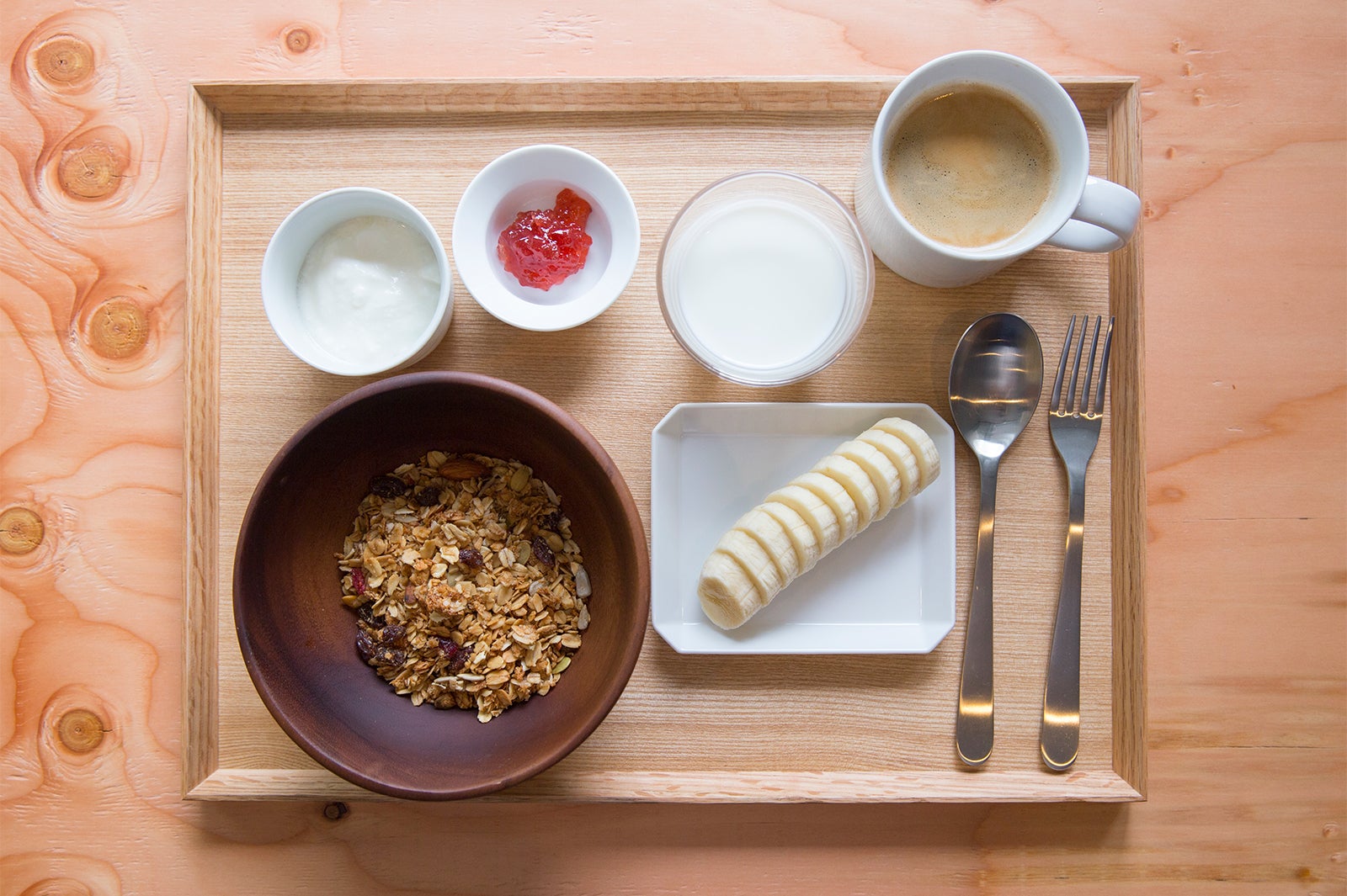 グラノーラと牛乳で食べるライトミール／画像提供：STAND BY ME