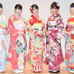 （左から）蟹沢萌子、谷崎早耶、佐々木舞香、大場花菜、菅波美玲 （C）モデルプレス