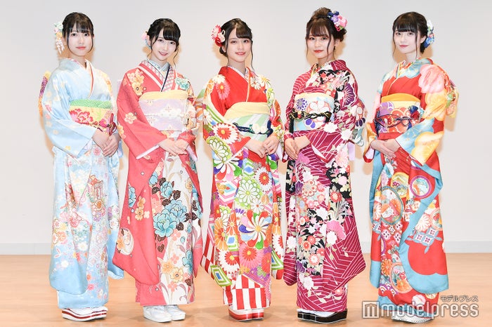 （左から）蟹沢萌子、谷崎早耶、佐々木舞香、大場花菜、菅波美玲 （C）モデルプレス