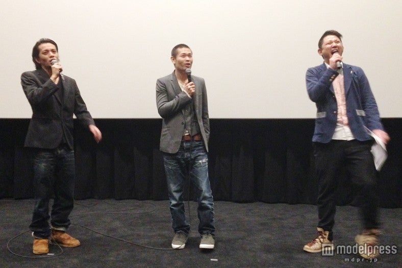 （左から）田中聖、品川ヒロシ監督、松田大輔
