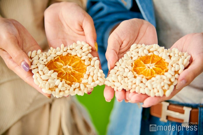 ライスパフ(ポン菓子)、ドライミカン、クラッカーなどでつくる甘酸っぱいお菓子「みかんクァジュル」。(C)モデルプレス