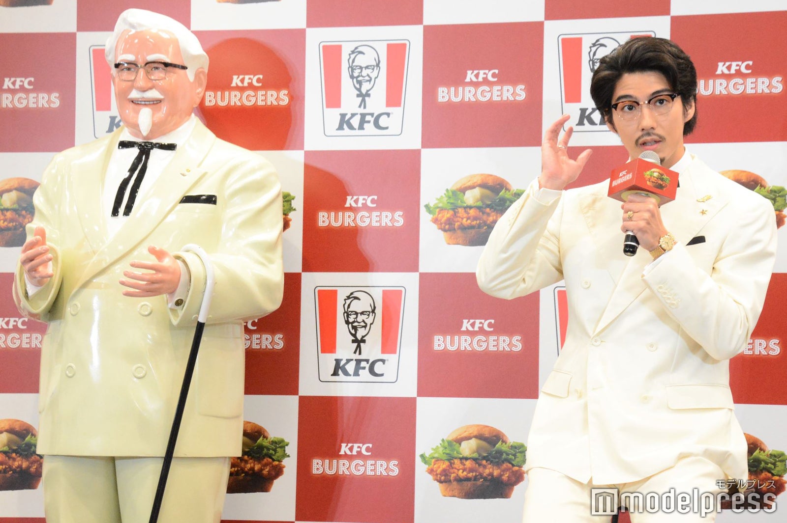 カーネル・サンダースと賀来賢人 （C）モデルプレス