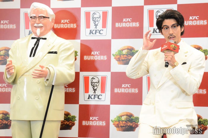 カーネル・サンダースと賀来賢人 (C)モデルプレス