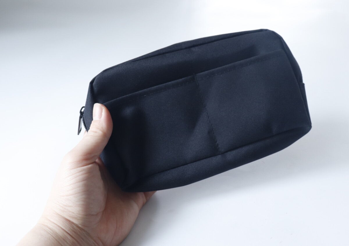 100均でいいの買っちゃった！「結局こういうのが最強に使える！」究極にシンプルな黒ポーチ