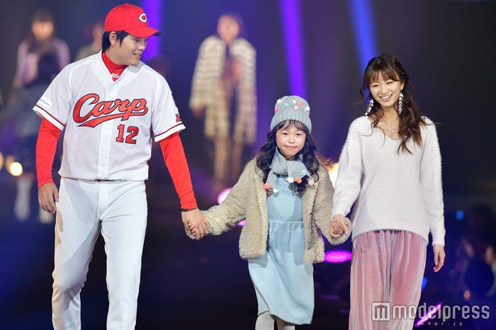 九里亜蓮投手、浮田姫菜乃(うきたひなの)ちゃん、岡崎紗絵 (C)モデルプレス