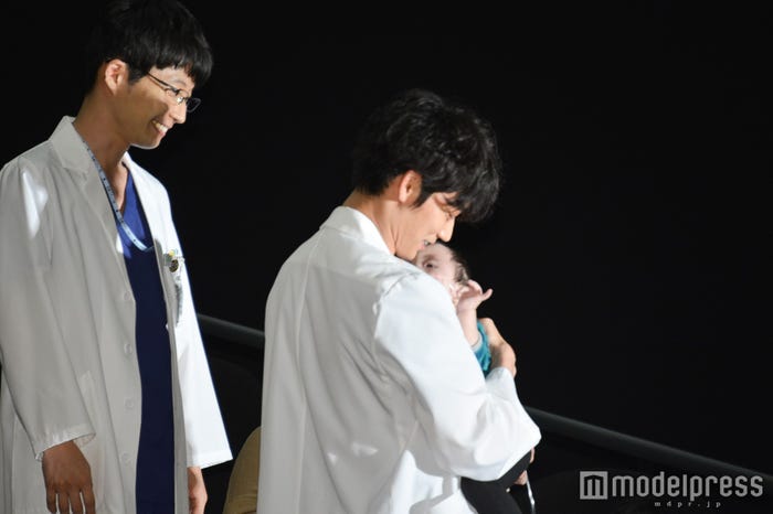 綾野剛 星野源 終了後の会場で 共演の赤ちゃん に神対応 穏やかなムード漂う モデルプレス 綾野剛 星野源 終了後の会場で 共演の赤ちゃん に神対応 穏やかなムード漂う モデルプレス