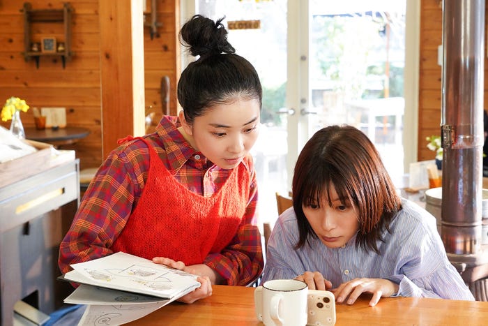 福地桃子、芳根京子/「それってパクリじゃないですか?」第4話より(C)日本テレビ