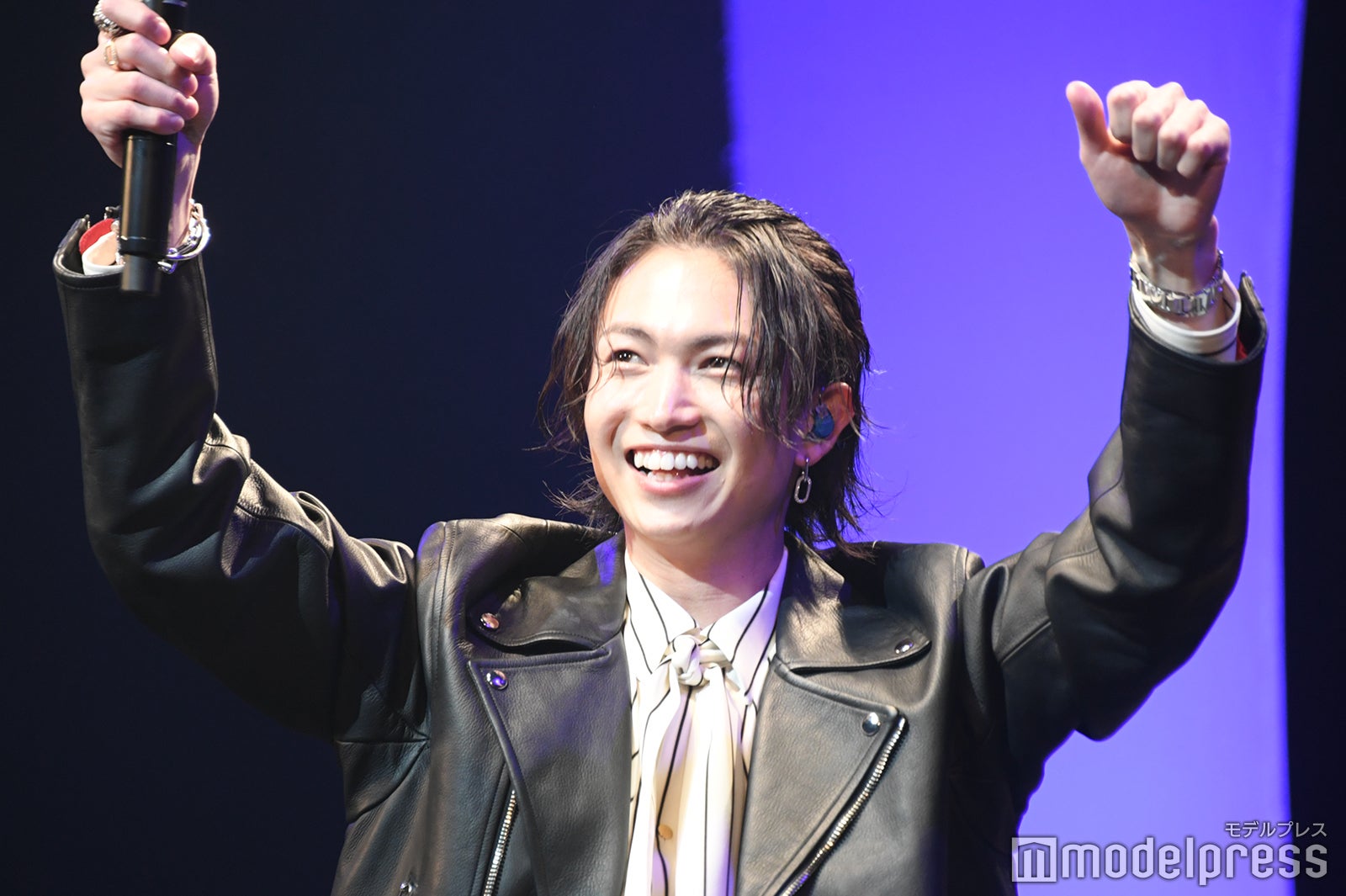 ファンのアンコールを指揮する綱啓永（C）モデルプレス