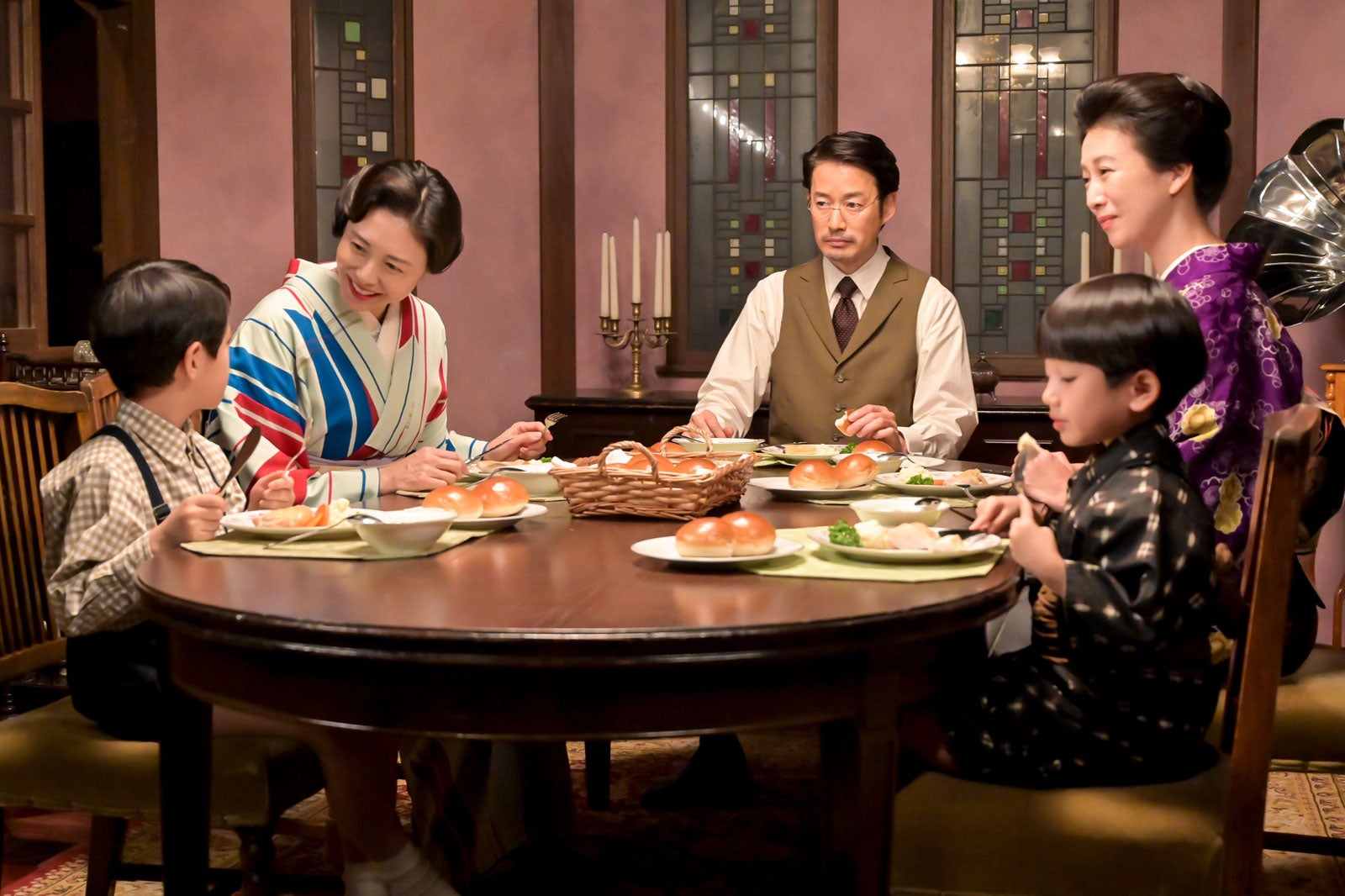 （左から時計まわりに）木村優来、松嶋菜々子、竹野内豊、戸田菜穂、平山正剛「あんぱん」第2話（C）NHK