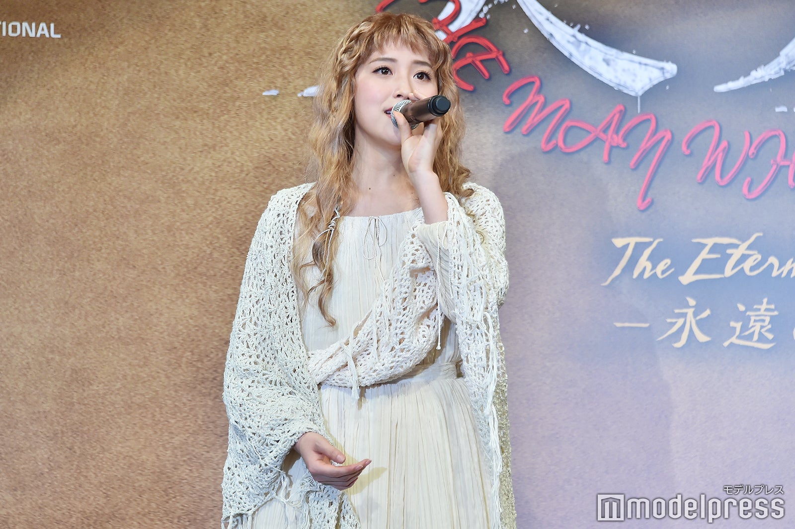 歌唱する衛藤美彩（C）モデルプレス