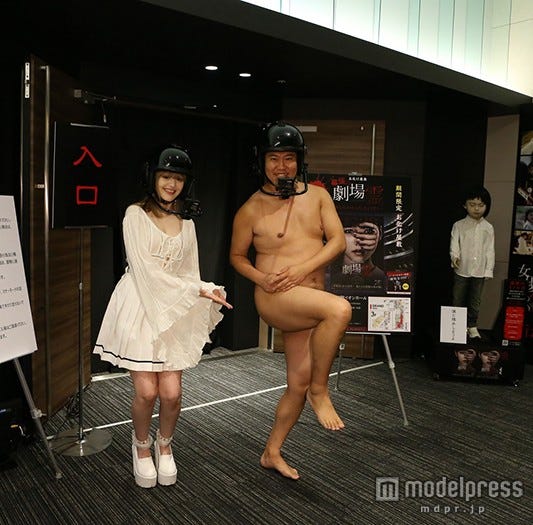 (左から)ダコタ・ローズ、お笑い芸人・とにかく明るい安村