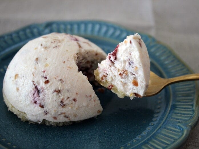 ドライフルーツとナッツの香りや食感が、非日常感のある味わい