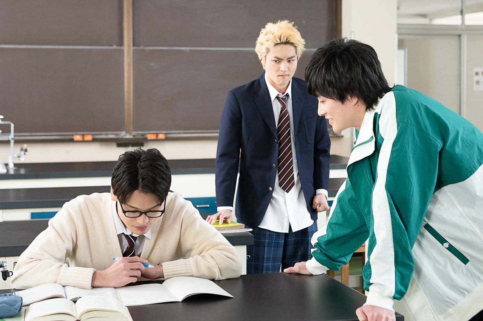 松本大輝、八村倫太郎、岐洲匠「佐原先生と土岐くん」第1話より（C）「佐原先生と土岐くん」製作委員会・MBS