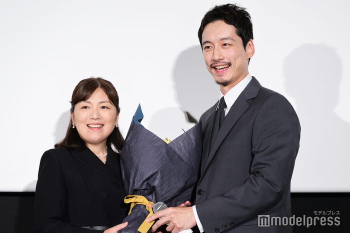 柚月裕子氏、坂口健太郎(C)モデルプレス