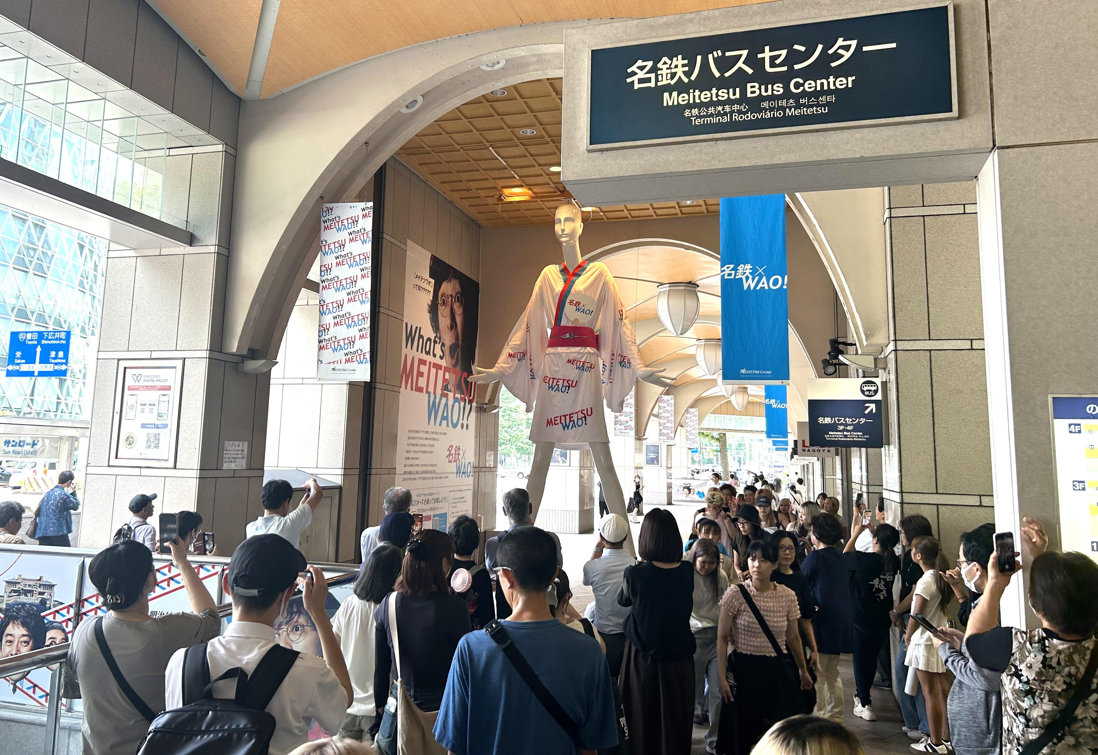 名鉄百貨店メンズ館前の巨大マネキン、ナナちゃん人形。ほぼ1週間サイクルでさまざまな衣装に着せ替えられるので、待っている間も楽しい。JR名古屋駅広小路口からは徒歩約3分と少し距離があるので注意。また2026年の名鉄の再開発計画では、現在の居場所は工事エリアに入り、去就は2025年8月時点では未定