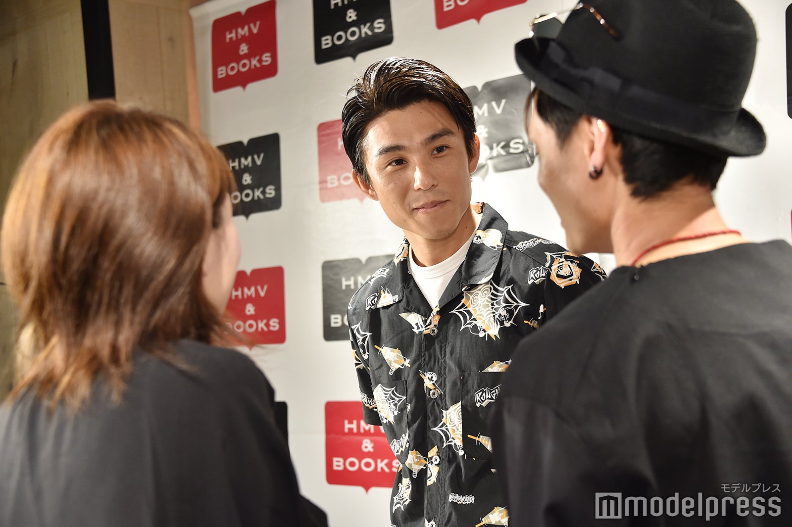 ファンと交流する中尾明慶