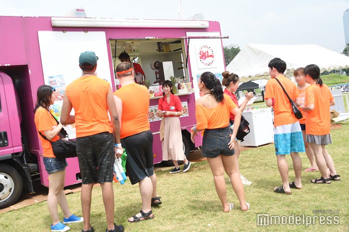 「amitapi」ワゴンに人だかり (C)モデルプレス