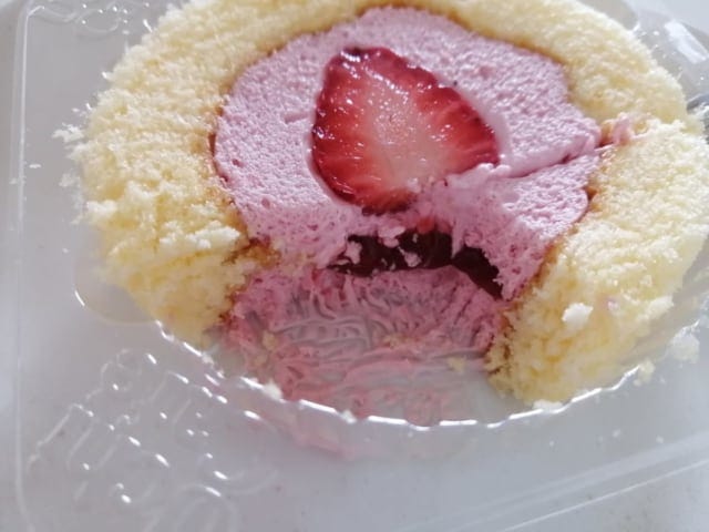 《ローソン》いちごロールケーキ断面