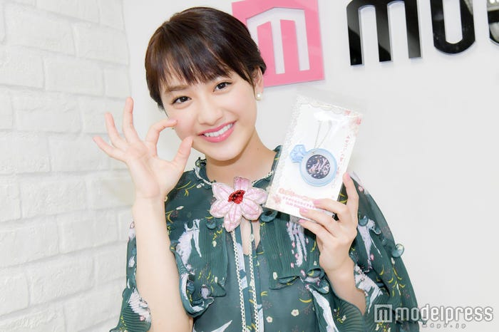 オリジナルミラーを配布してくれました!(C)モデルプレス