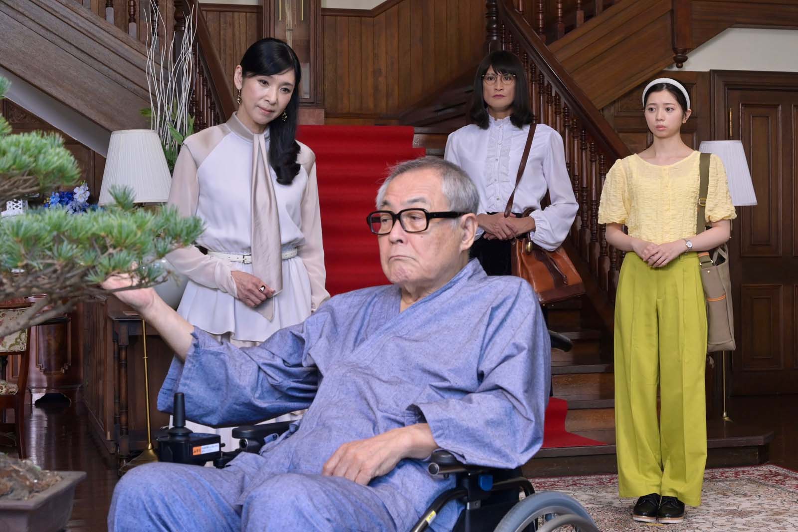 （左から）黒木瞳、小野武彦、松岡昌宏、桜田ひより「家政夫のミタゾノ」最終話より（C）テレビ朝日