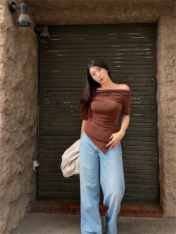40歳"美しすぎる気象予報士"、オフショルから美肩チラリ 私服ショットに「たまりません」の声