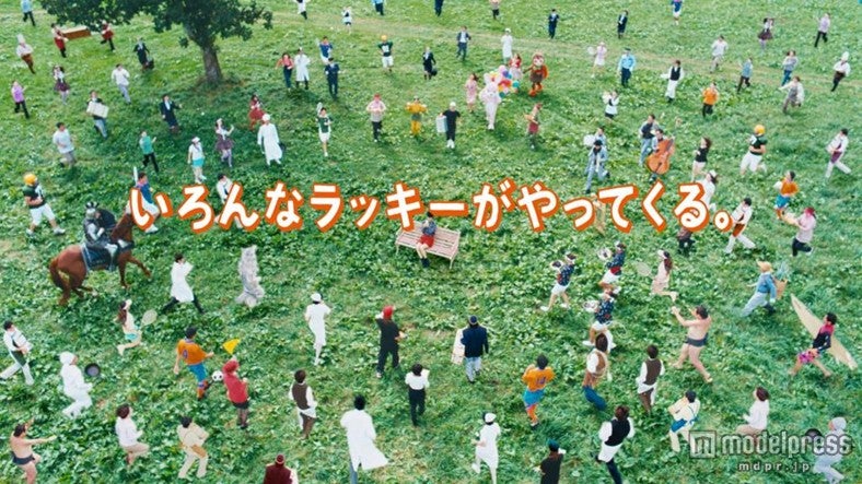 「auスマートパス」新CM「やってくる」篇より