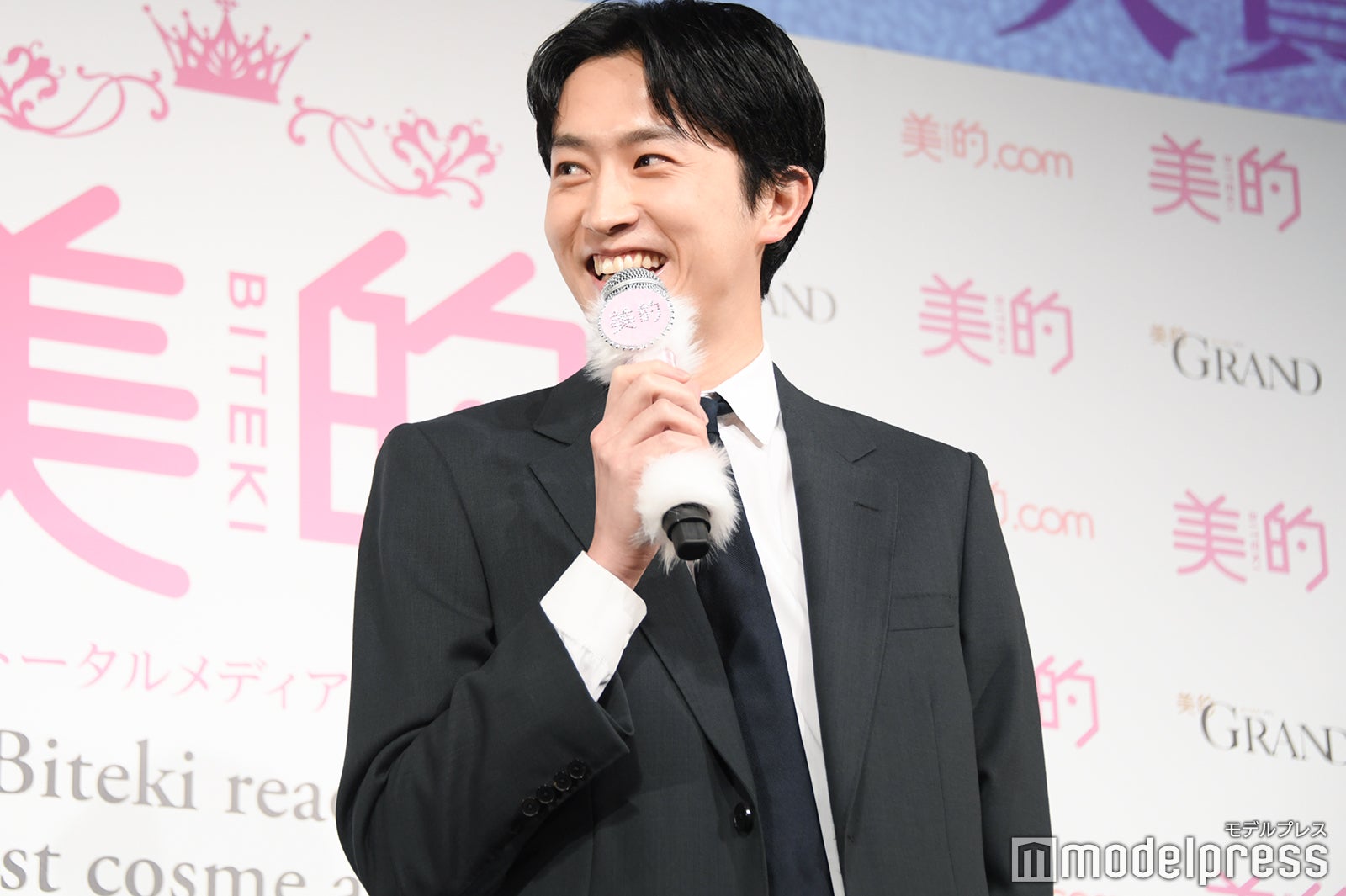 褒められ段々と頬が緩む杉野遥亮（C）モデルプレス