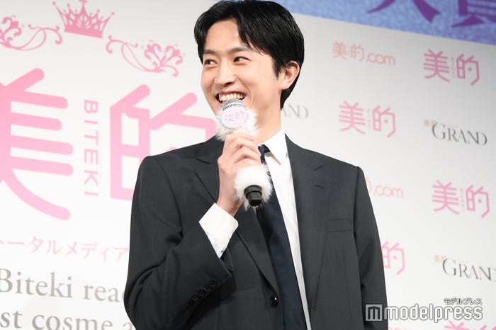 褒められ段々と頬が緩む杉野遥亮(C)モデルプレス