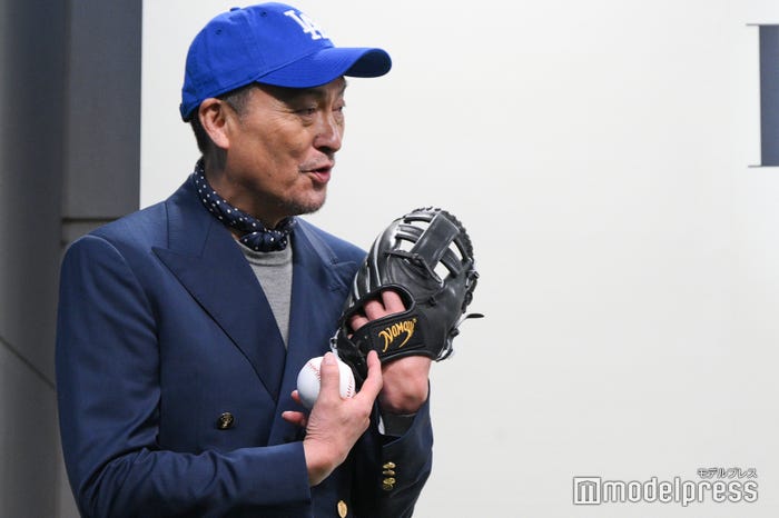 野茂英雄からもらったグローブを見せる渡辺謙(C)モデルプレス