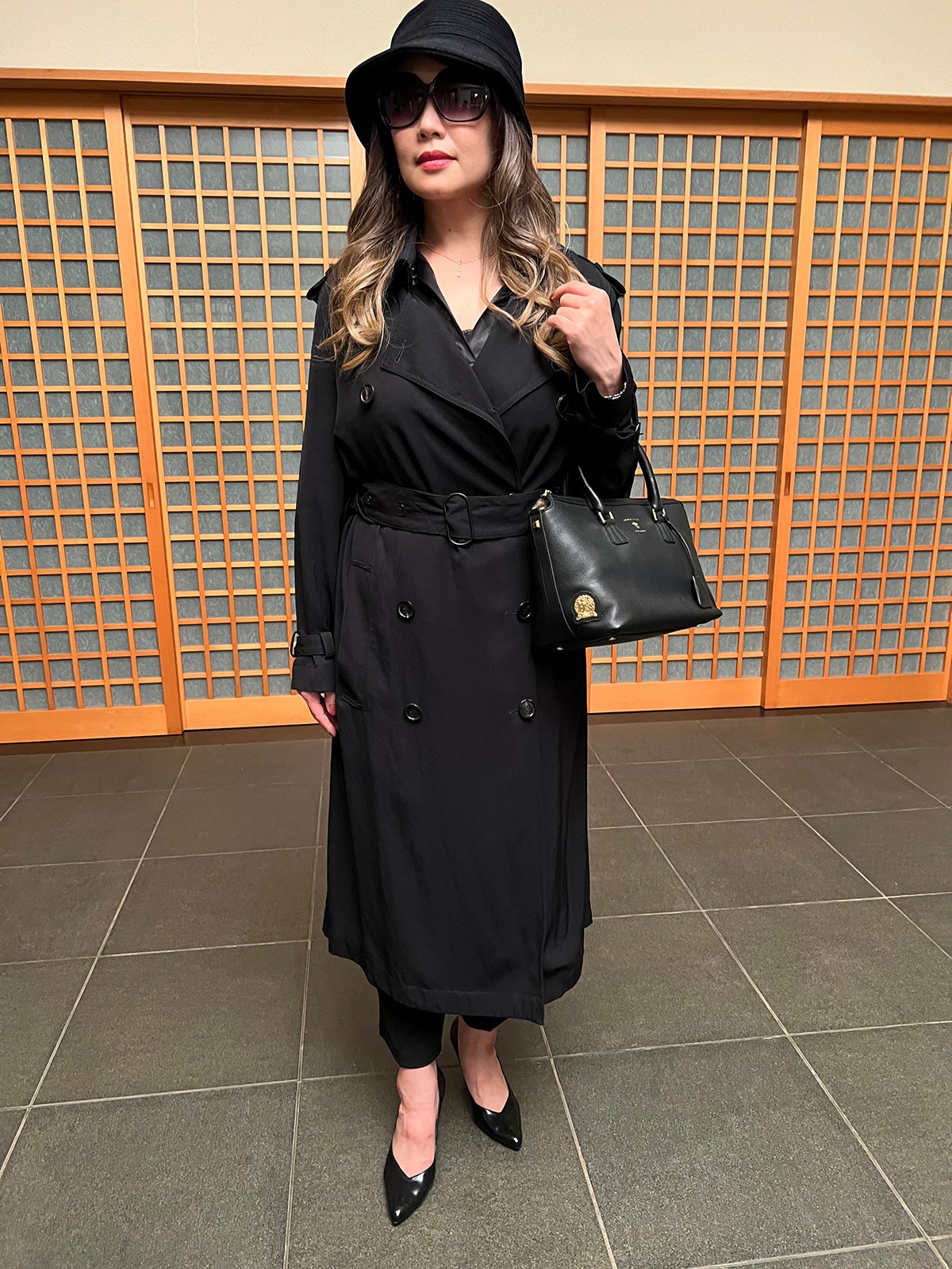 松岡依都美「地面師たち」オフショット（提供写真）