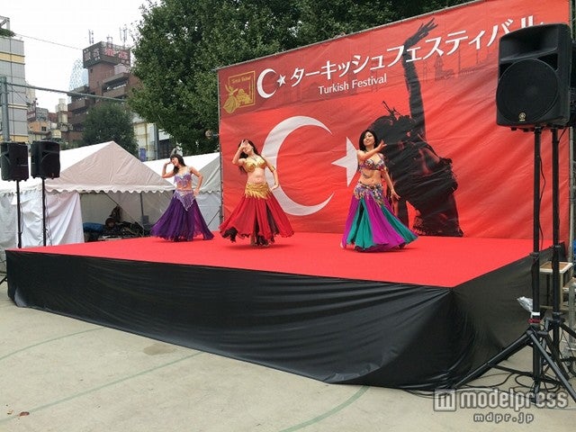 ベリーダンスステージ／画像提供：日建リース工業