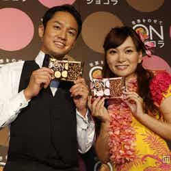 「オンショコラ」の発売記念イベントに出席した小崎陽一さんと保田圭夫妻
