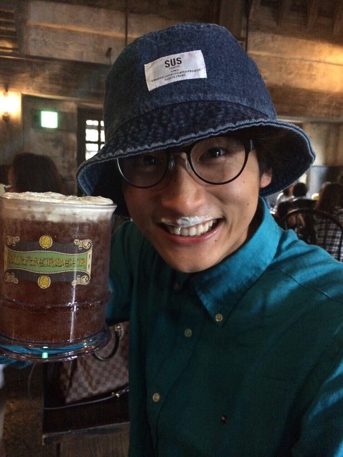 USJにて、バタービールを手に