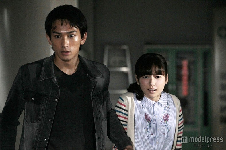 島崎遥香、町田啓太／劇中カット（C）2015『劇場霊』製作委員会