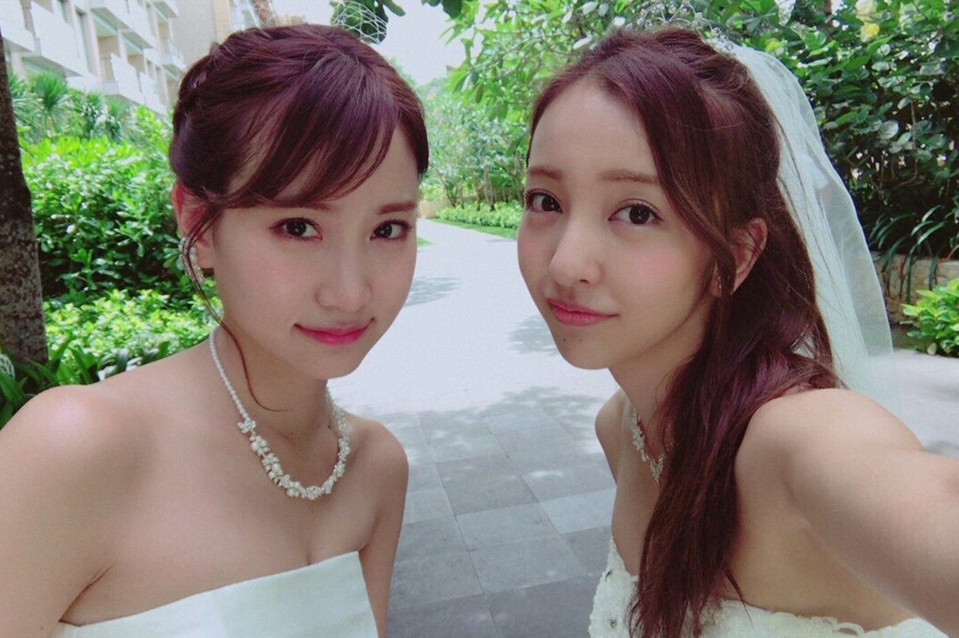 （左から）永尾まりや、板野友美／バリ ホテル内のチャペル（C）TBS