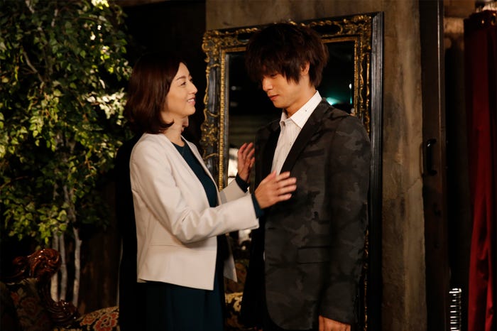 高岡早紀、窪田正孝/「ヒモメン」第6話より(C)テレビ朝日