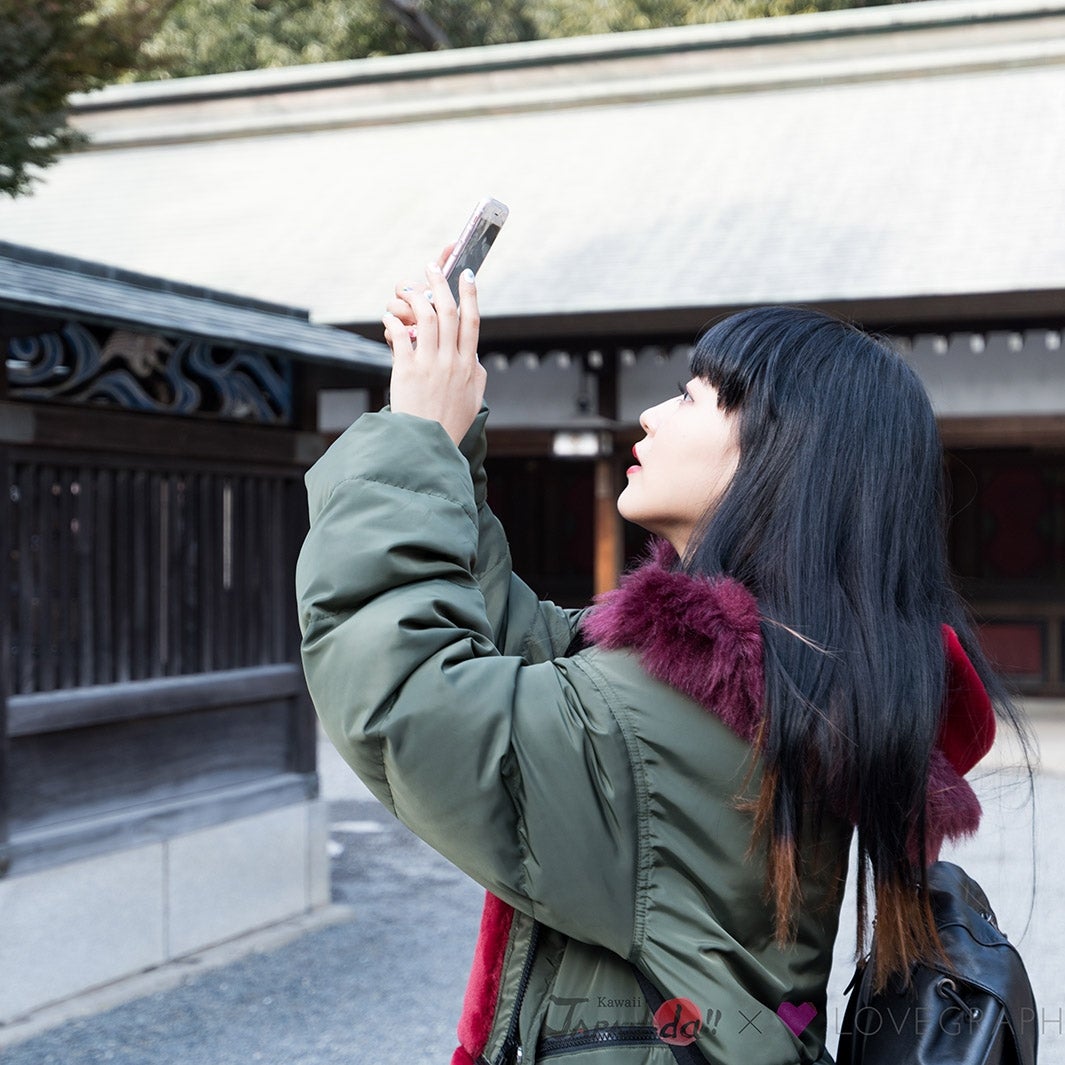 神社へ（写真提供：MBS）