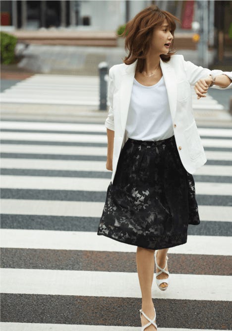 白Tシャツ¥9,500/TOMORROWLAND collection(TOMORROWLAND) ホワイトジャケット¥25,000/LOUNIE リバーシブルスカート¥17,000/Apuweiser-riche パール×チェーンネックレス¥6,800/Ageha jewels 時計¥26,000/kate spade new york(kate spade japan) サンダル¥15,500/ダイアナ(ダイアナ 銀座本店)(C)TOPLOG