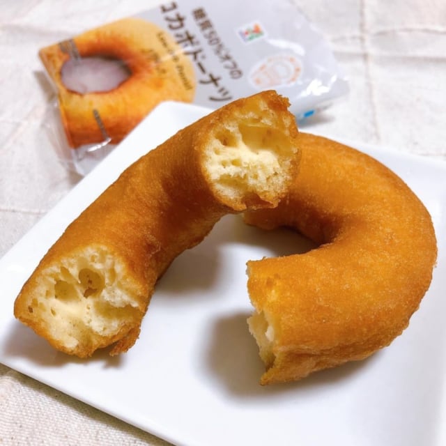 ロカボドーナツを二つに割っていお皿に盛りつけた写真