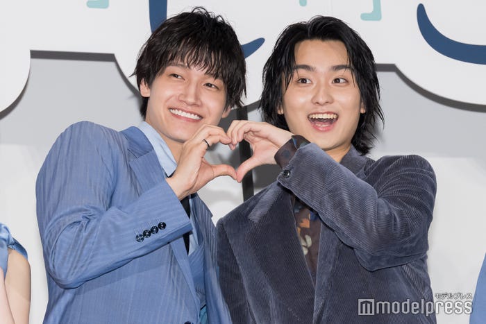 ハートポーズを連発していた佐野晶哉、奥平大兼(C)モデルプレス