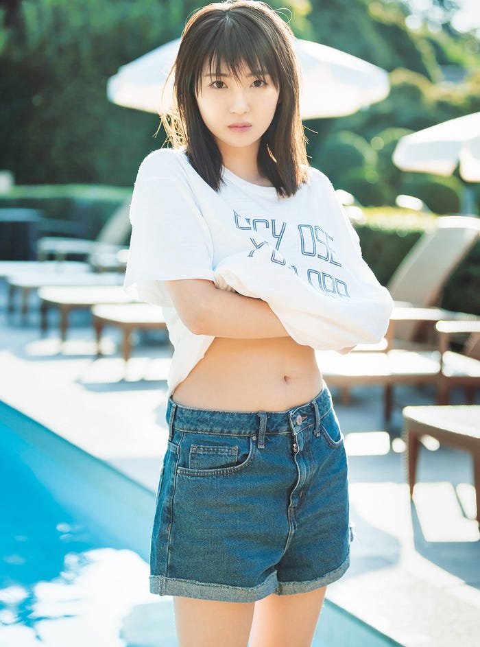 井上小百合/ファースト写真集「存在」楽天ブックスオリジナル表紙写真(撮影:前 康輔/写真提供:光文社)