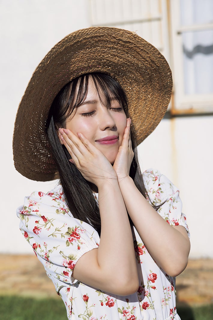 小湊よつ葉のお気に入りカット／フルヌード2nd写真集「花笑み」より（C）青山裕企／講談社