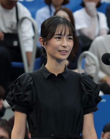 錦織圭の引退セレモニーに舞夫人の姿 1日の現役最終戦では涙を流して抱き合う