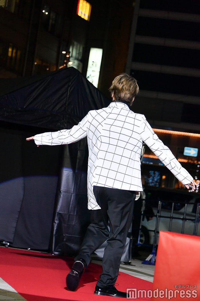 踊りながら去っていく香取慎吾 (C)モデルプレス