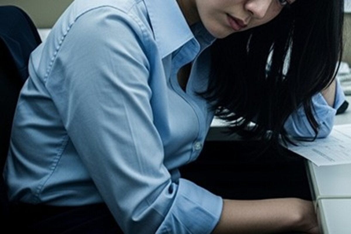 落ち込む女性