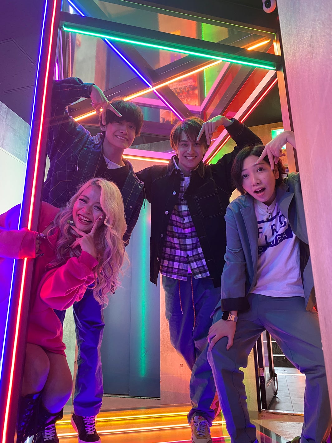 Aぇ! group小島健＆佐野晶哉、ホカンス・モッパン…Z世代最新の遊び場で興奮　プリクラ撮影も「逆にエモい」