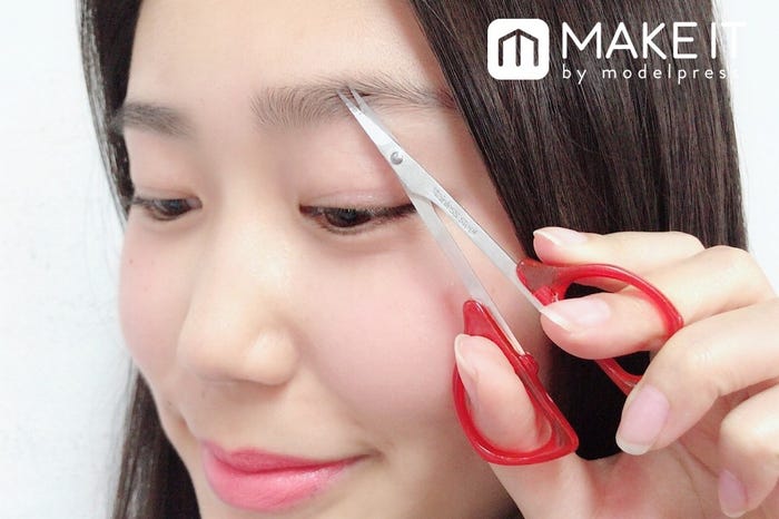 濃い眉毛を薄くするには ふんわり明るい眉にするお手入れ メイクhow To モデルプレス 濃い眉毛を薄くするには ふんわり明るい眉にするお手入れ メイクhow To モデルプレス